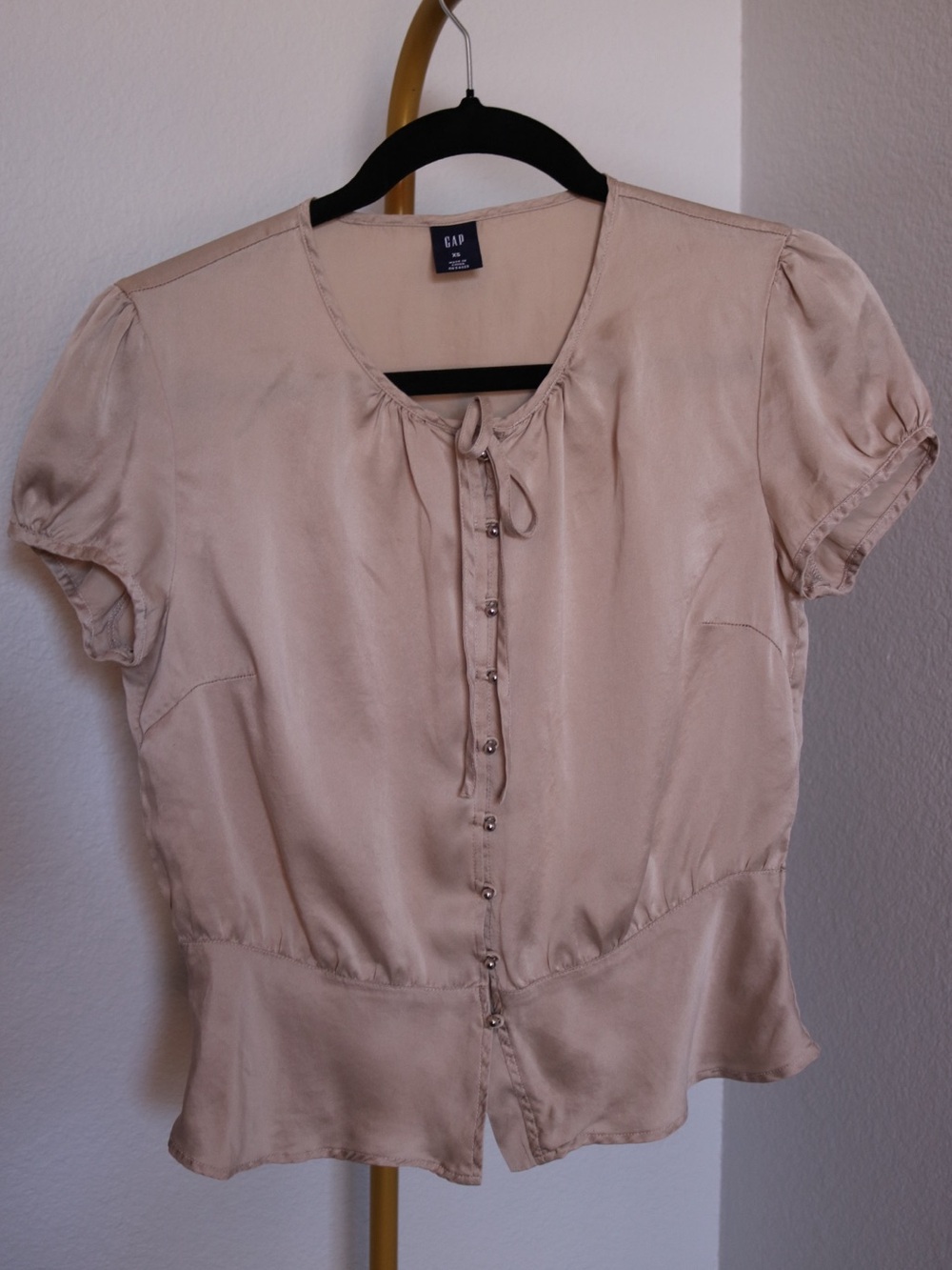 GAP 100% Silk Champagne Button Front Tie Blouse XS Peplum Puff Sleeve Y2K - Picture 2 of 14